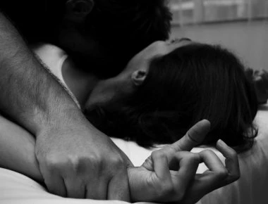 Κρήτη: Βρετανίδα έδωσε καταγγελία για βιασμό από Αλβανό και μετά έκανε έρωτα με το φίλο της!